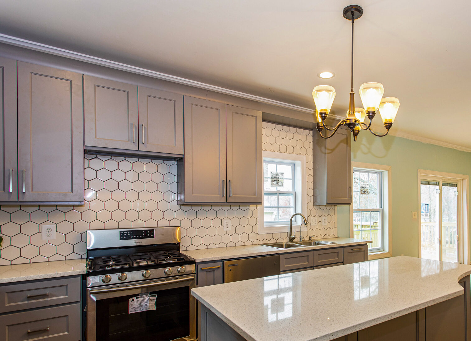 04_5542JanelleSt_177001_Kitchen_HiRes